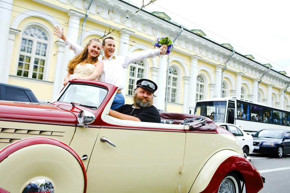 свадебные фото в ретро автомобиле
