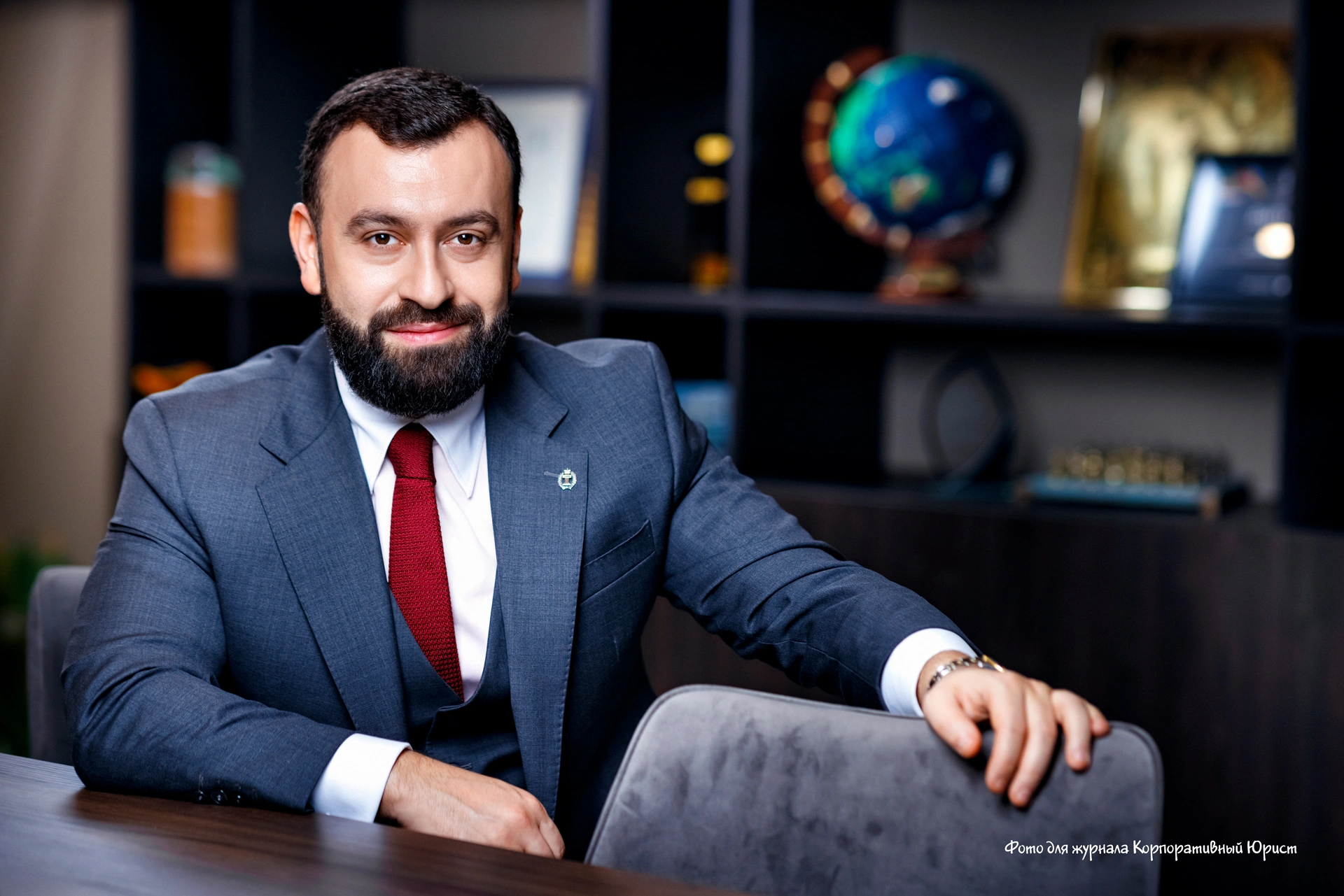Фотосъемка юристов для журнала Корпоративный Юрист, мужской деловой портрет в офисе