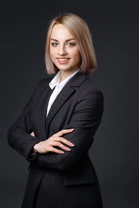 Портреты на однотонном фоне