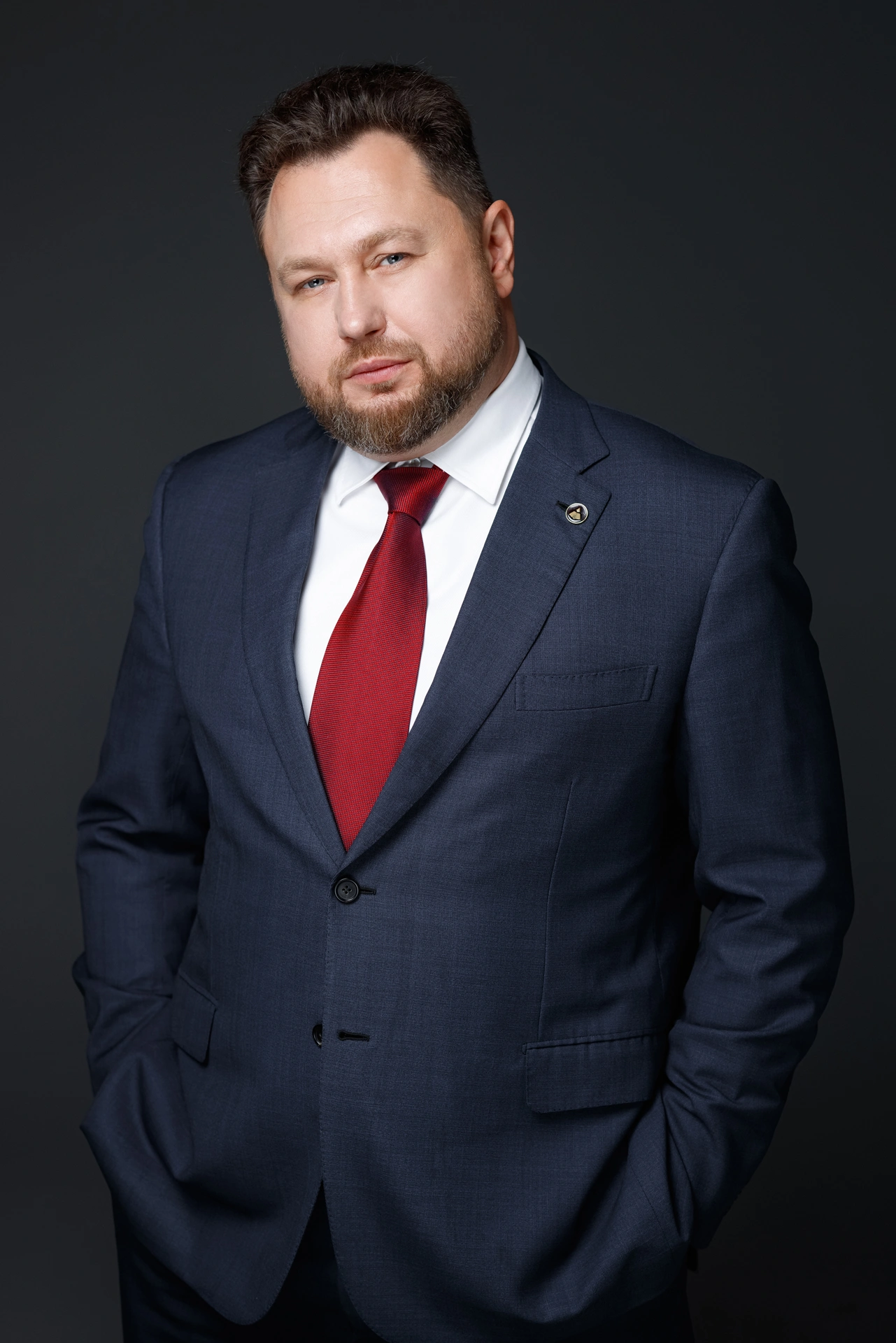 Мужской деловой портрет на черном фоне