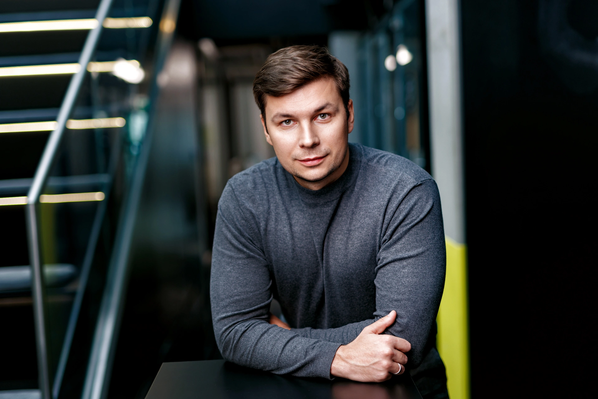 Мужской деловой портрет в темном интерьере, работа с жесткими световыми акцентами