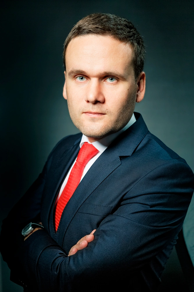 мужской деловой портрет на черном фоне